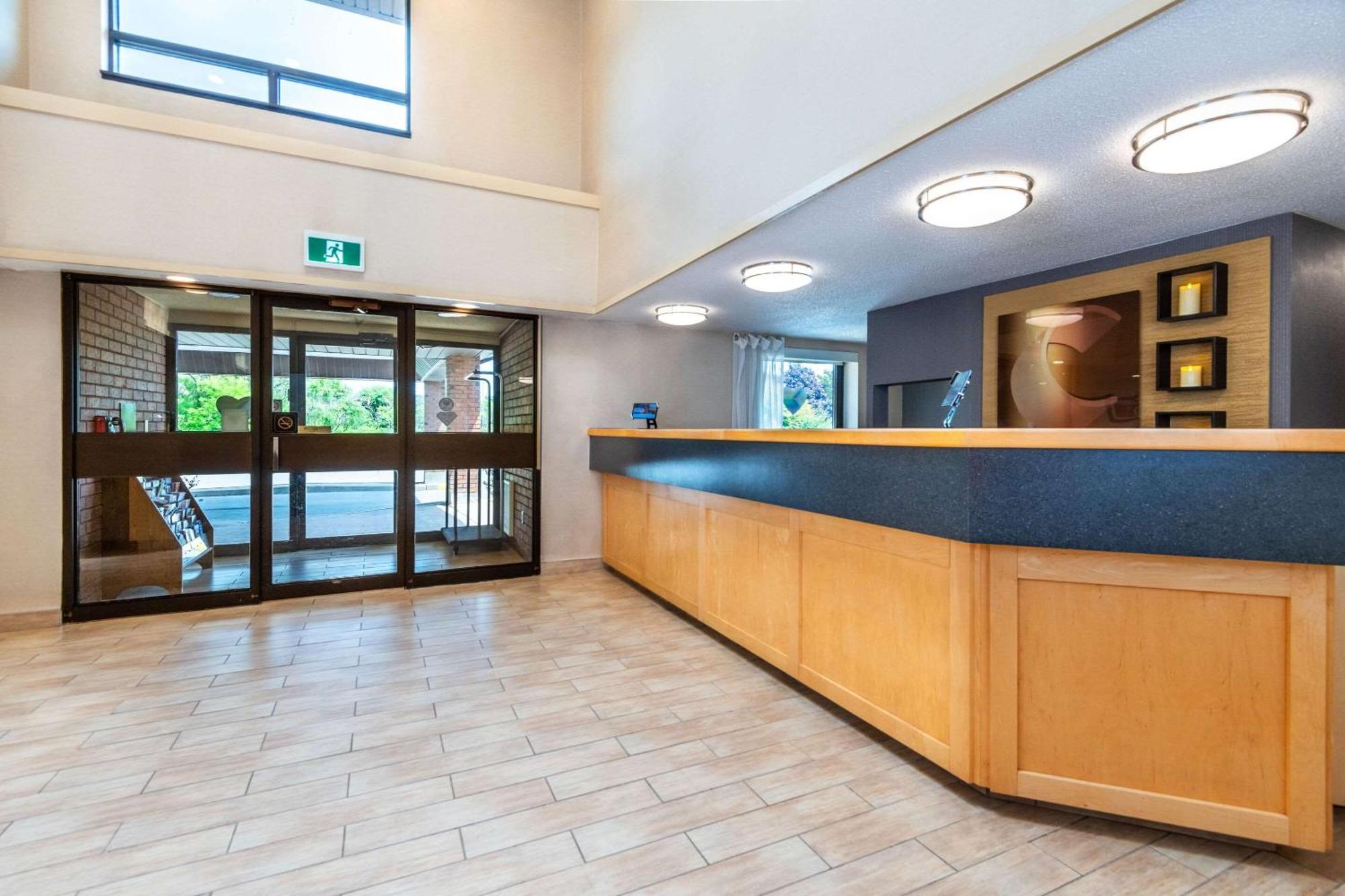 Comfort Inn Hwy 401 Kingston Buitenkant foto